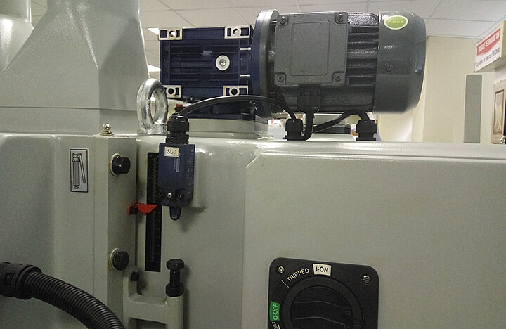 Двигатель прижимных роликов