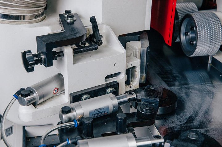 Боковой роликовый прижимной блок с пневматической регулировкой 