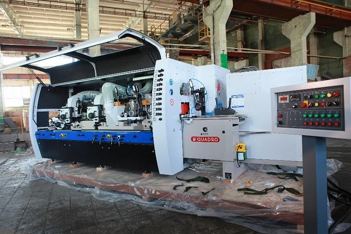 МАССИВНАЯ БАЗА СТАНКА С РАЗНЕСЕННЫМИ ШПИНДЕЛЬНЫМИ УЗЛАМИ