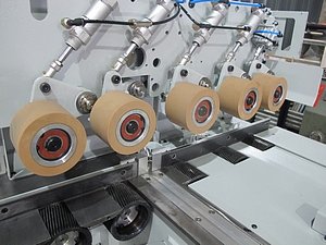 ПРИВОДНЫЕ МЕТАЛЛИЧЕСКИЕ НИЖНИЕ ВАЛЬЦЫ – 5 ШТ. И ВЕРХНИЕ ОБРЕЗИНЕННЫЕ – 5 ШТ. ОБЕСПЕЧИВАЮТ НАДЕЖНУЮ ПОДАЧУ ЗАГОТОВОК В ЗОНУ ОБРАБОТКИ