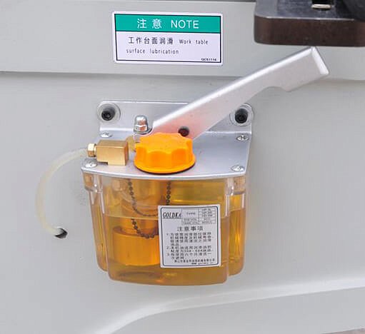 2 ручных насоса для смазки рабочего стола и узлов