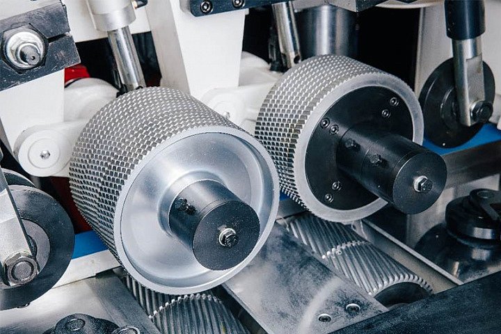 Надежная система подачи и фиксации пиломатериала