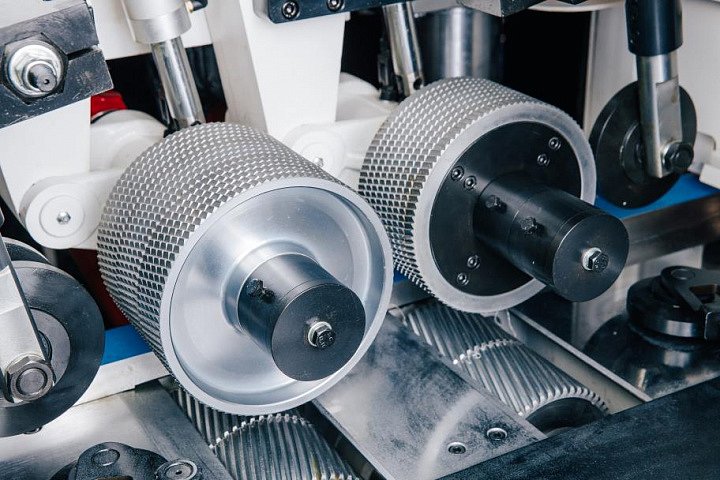 Надежная система подачи и фиксации пиломатериала