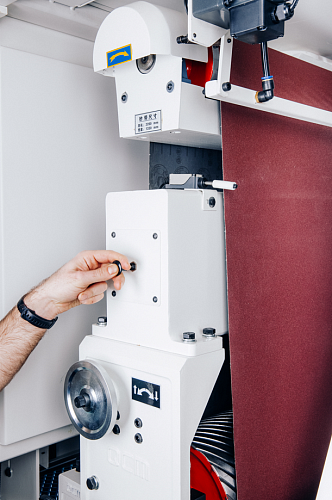 ПНЕВМАТИЧЕСКОЕ НАТЯЖЕНИЕ ШЛИФОВАЛЬНЫХ ЛЕНТ