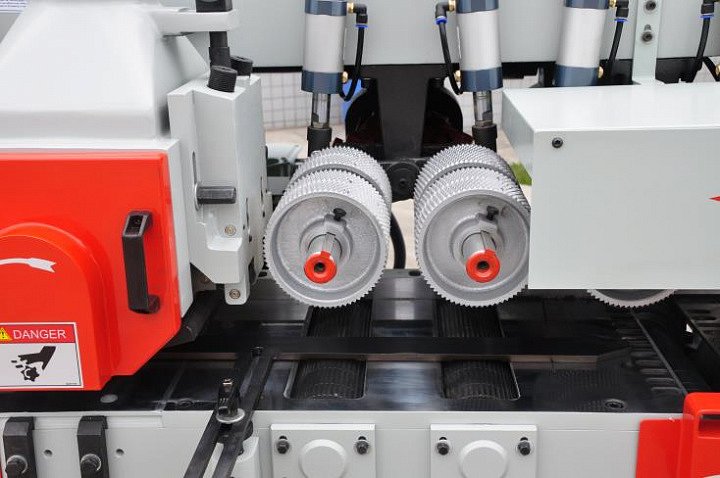 Мощная система подачи и фиксации пиломатериала