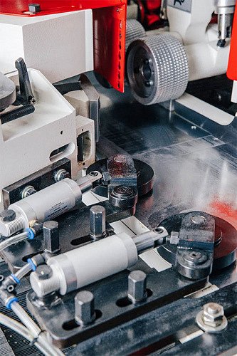 Боковой роликовый прижимной блок с пневматической регулировкой