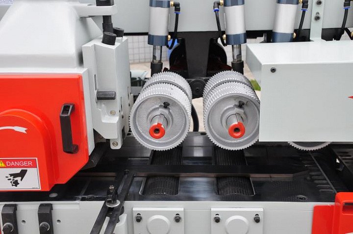 МОЩНАЯ СИСТЕМА ПОДАЧИ И ФИКСАЦИИ ПИЛОМАТЕРИАЛА