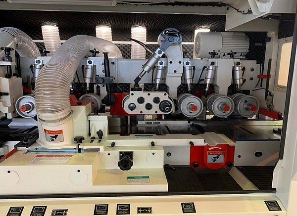 НАДЕЖНАЯ СИСТЕМА ПОДАЧИ И ФИКСАЦИИ ПИЛОМАТЕРИАЛА