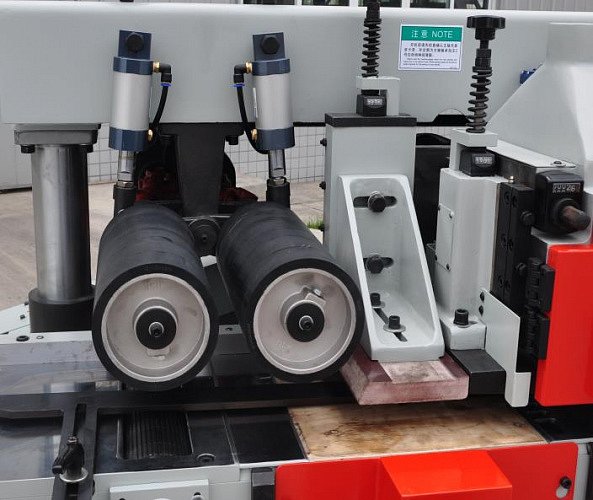 СПЕЦИАЛЬНОЕ ИСПОЛНЕНИЕ ВЕРХНЕГО ПРИЖИМА И ПЛИТЫ ПИЛЬНОГО УЗЛА