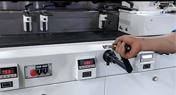 ЭЛЕКТРОННАЯ ИНДИКАЦИЯ РАДИАЛЬНОЙ РЕГУЛИРОВКИ ШПИНДЕЛЕЙ