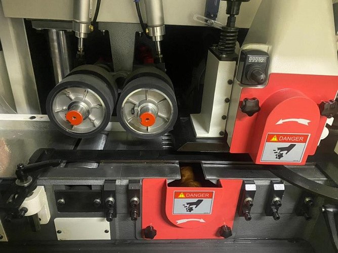 НАДЕЖНАЯ СИСТЕМА ПОДАЧИ И ФИКСАЦИИ ПИЛОМАТЕРИАЛА