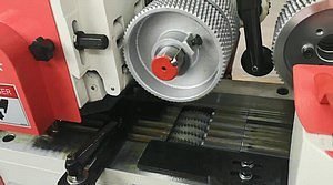 НАДЕЖНАЯ СИСТЕМА ПОДАЧИ И ФИКСАЦИИ ПИЛОМАТЕРИАЛА