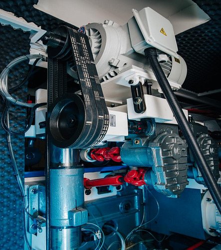 Усиленные крестовины карданов и массивные редукторы