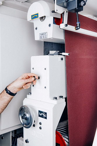 ПНЕВМАТИЧЕСКОЕ НАТЯЖЕНИЕ ШЛИФОВАЛЬНЫХ ЛЕНТ