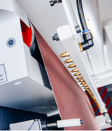 ОБДУВ ДВУХ ШЛИФОВАЛЬНЫХ ЛЕНТ С ОСЦИЛЛЯЦИЕЙ