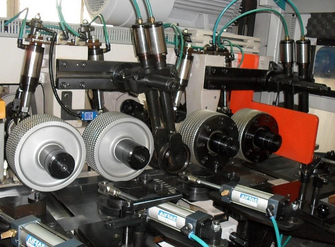 НАДЕЖНАЯ СИСТЕМА ПОДАЧИ И ФИКСАЦИИ ПИЛОМАТЕРИАЛА