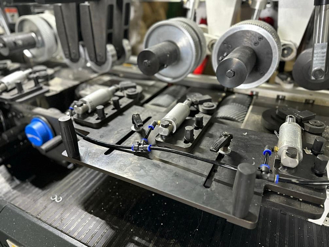 БОКОВОЙ РОЛИКОВЫЙ ПРИЖИМНОЙ БЛОК	С ПНЕВМАТИЧЕСКОЙ РЕГУЛИРОВКОЙ