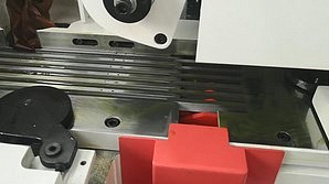 ГРАВИРОВАННЫЙ СТОЛ МЕЖДУ НИЖНИМИ ШПИНДЕЛЯМИ