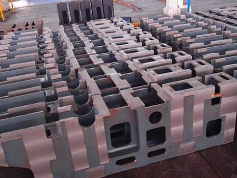 ЧУГУННАЯ МАССИВНАЯ ЛИТАЯ СТАНИНА, ПРОШЕДШАЯ ТОЧНУЮ МЕХАНИЧЕСКУЮ ОБРАБОТКУ ЗА 1 УСТАНОВКУ