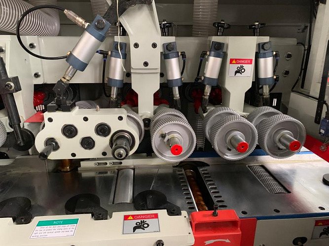 НАДЕЖНАЯ СИСТЕМА ПОДАЧИ И ФИКСАЦИИ ПИЛОМАТЕРИАЛА